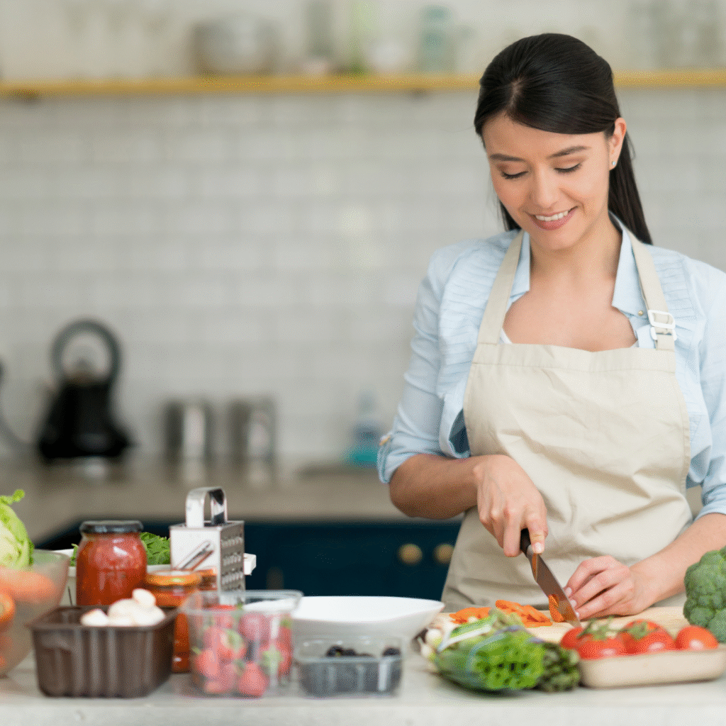 cooking vocabulary in english featured Cooking vocabulary in English — hands chopping vegetables on a board.