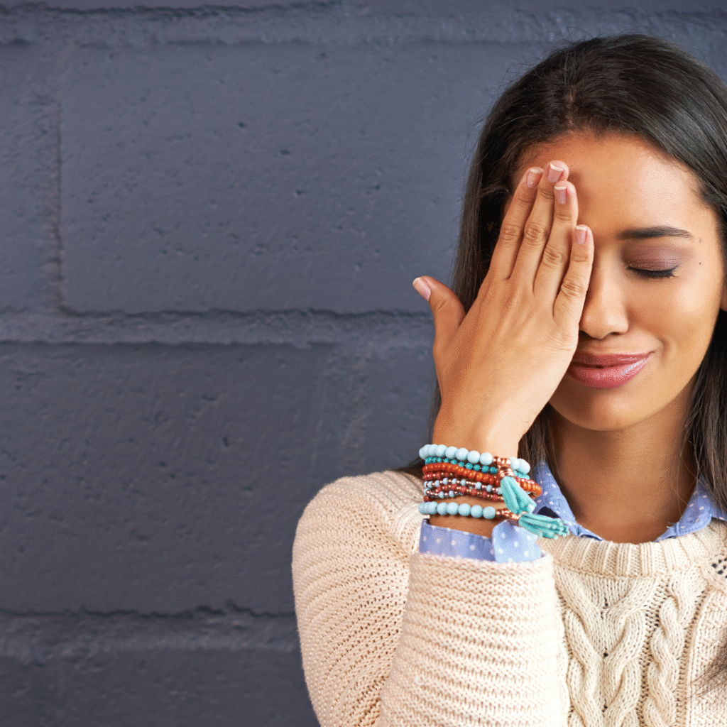 paraphrasing in english featured Paraphrasing in English — learner smiling after forgetting a word.