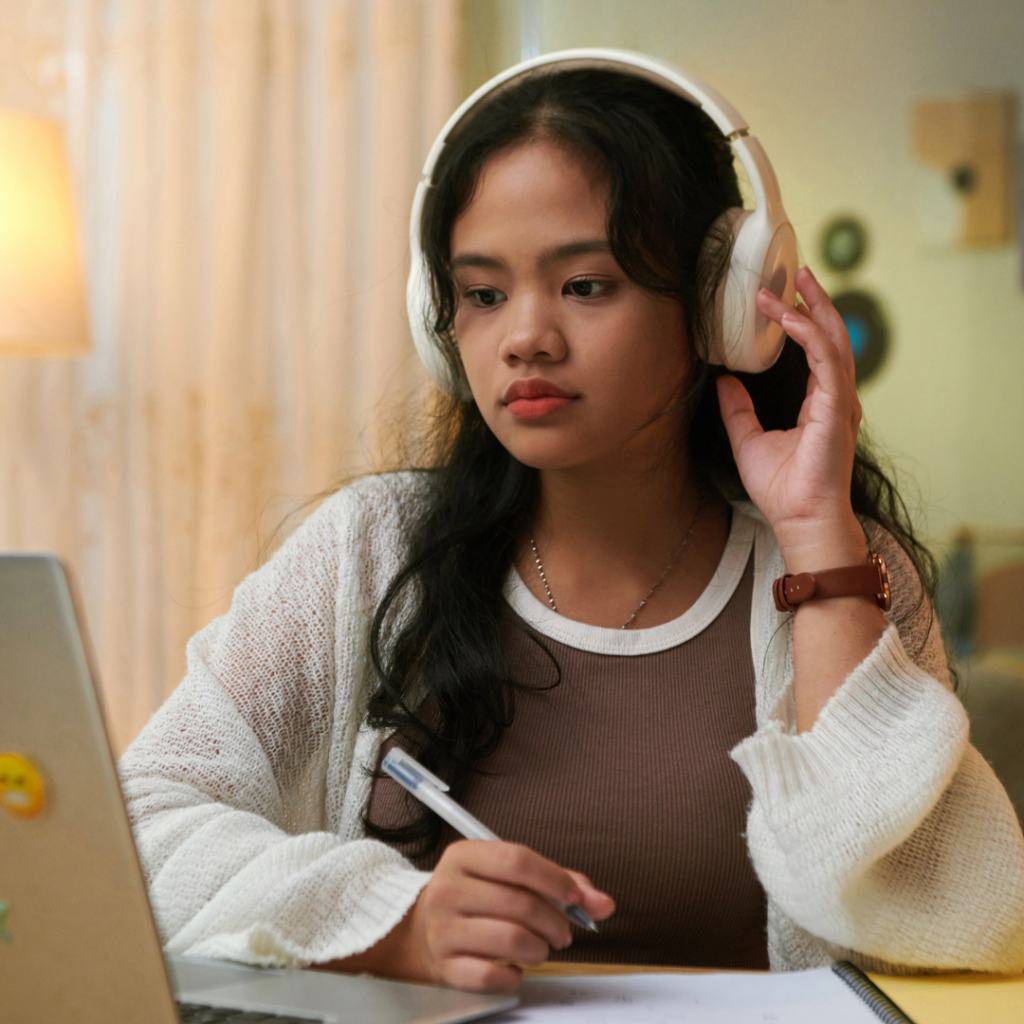 Online English class for nervous learners practicing speaking in a supportive online environment