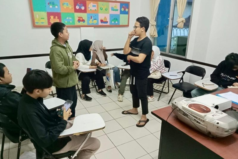 siswa kursus bahasa Inggris LIA Metro