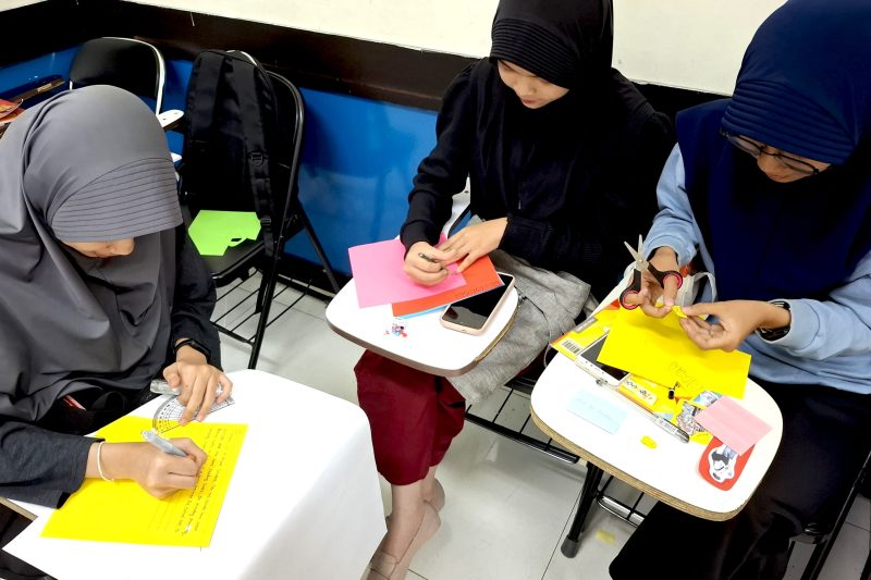 kelas bahasa Inggris SMP LIA MGT